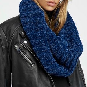 FREE PEOPLE Chenille Lovebug Infinity Twist Scarf NEW Blue